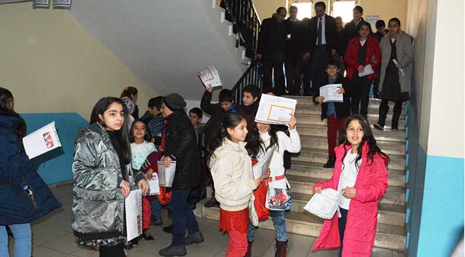 Yarıyıl tatilinin start aldığı bu gün, Bitlis'in Tatvan ilçesinde 21 bin 913 öğrenci karnesini alarak yarıyıl tatiline girdi. CİHAN