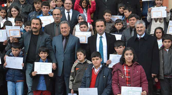 Yarıyıl tatilinin start aldığı bu gün, Bitlis'in Tatvan ilçesinde 21 bin 913 öğrenci karnesini alarak yarıyıl tatiline girdi. CİHAN