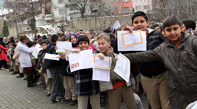 Tüm yurtta olduğu gibi Bursa'da da yaklaşık yarım milyon öğrenci karnelerini alarak yarı yıl tatiline girdi.
