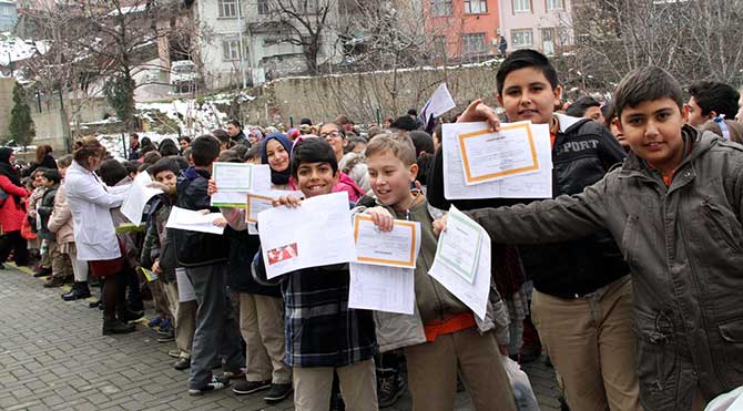 Okullarda bugün karne heycanı yaşandı.