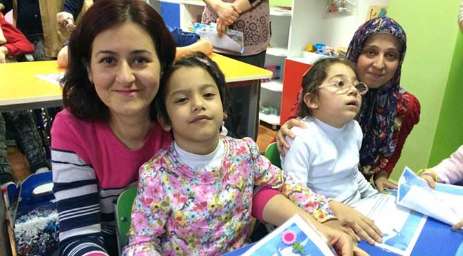Bursa’da yatarak tedavi gören çocuklar yarıyıl karnelerini aldı. Türkiye’nin ilk ve tek spastik çocuklar hastanesi olan Dr. Ayten Bozkaya Spastik Çocuklar Hastanesi ve Rehabilitasyon Merkezi, tedavi gören çocuklar ve aileleri için karne eğlencesi düzenlendi.