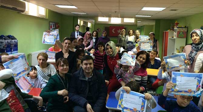 Bursa’da yatarak tedavi gören çocuklar yarıyıl karnelerini aldı. Türkiye’nin ilk ve tek spastik çocuklar hastanesi olan Dr. Ayten Bozkaya Spastik Çocuklar Hastanesi ve Rehabilitasyon Merkezi, tedavi gören çocuklar ve aileleri için karne eğlencesi düzenlendi.