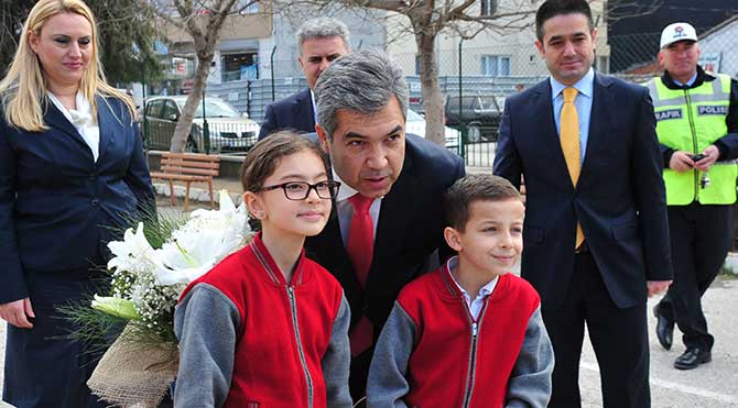 Çanakkale'de 72 bin 221 öğrenci bugün karne aldı. Protokol Anafartalar İlköğretim Okulu'nda duzenlenen törende öğrencilere karneleri dagitti. CİHAN