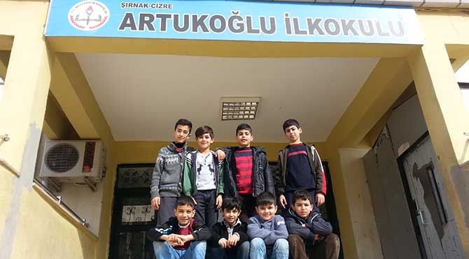 Şırnak'ın Cizre ilçesinde 14 Aralıktan itibaren ilan edilen sokağa çıkma yasağı devam ediyor. Bugün yurt genelinde öğrenciler karne sevinci yaşarken, Cizreli öğrenciler ise okulların 40 gündür kapalı olması sebebiyle bu sevinci yaşayamadı. Yasağın başladığı günden bu yana eğitim göremeyen öğrencilerden İlkokul 5.sınıf öğrencisi Emrullah Sevda, karne sevincini yaşayan çocuklari televizyonda görünce çok üzüldüğünü söyledi. CİHAN