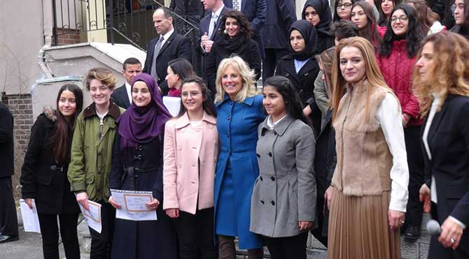 ABD Başkan Yardımcısı Joe Biden'in eşi Jill Biden, Ortaköy'deki Zübeyde Hanım Mesleki ve Teknik Anadolu Lisesi 'ni ziyaret ederek öğrencilerin gelecek planlarını dinledi. Karne alan kız öğrencilerin sevgi gösterisiyle karşılanan Biden'e torunu Naomi ile damadı Howard da eşlik etti. DHA