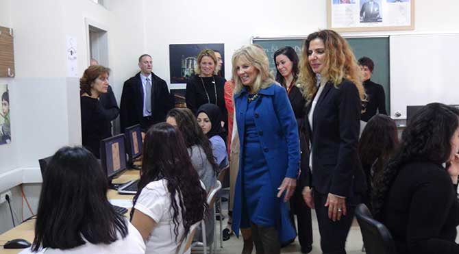 ABD Başkan Yardımcısı Joe Biden'in eşi Jill Biden, Ortaköy'deki Zübeyde Hanım Mesleki ve Teknik Anadolu Lisesi 'ni ziyaret ederek öğrencilerin gelecek planlarını dinledi. Karne alan kız öğrencilerin sevgi gösterisiyle karşılanan Biden'e torunu Naomi ile damadı Howard da eşlik etti. DHA