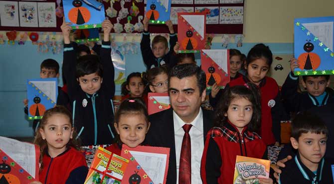 Kayseri'de, okul öncesi eğitim kurumları ile ilk ve orta dereceli okullarda okuyan yaklaşık 286 bin öğrenci karne alarak 2 hafta sürecek yarıyıl tatiline girdi. Kayseri Valisi Orhan Düzgün de öğrencilere karne dağıtarak heyecanlarına ortak oldu.CİHAN