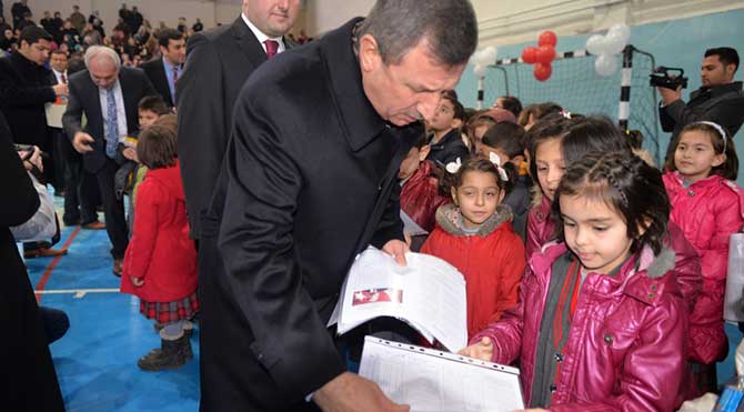 2015 -2016 eğitim oğretim yılı 1'nci yarı yılı sona erdi. Kütahya'da 93 bin 791 öğrenci karne heyecanı yaşadı.CİHAN
