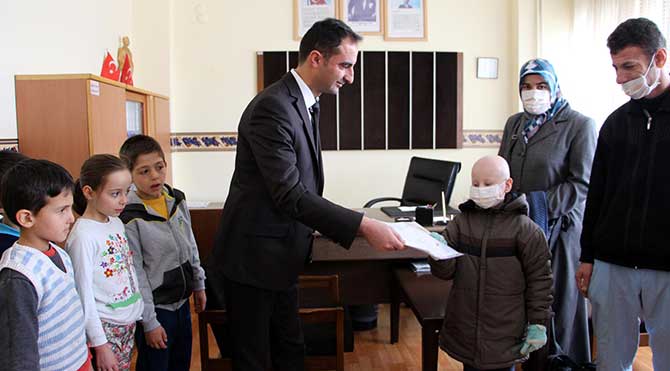 Isparta'nın Yalvaç İlçesi'nde 1 yıldır lösemi tedavisi gördüğü için evinde eğitim alan 2'nci sınıf öğrencisi 8 yaşındaki Ziya Üstündağ, bu yıl ilk kez gittiği okulunda karne aldı.