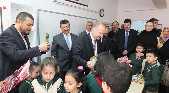 Nevşehir'de ilkogretim okullari ile liselerde öğrenim gören 57 bin 104 ogrenci karnelerini aldı ve 15 günlük yarı yıl tatiline başladı. 75. Yıl İlkokulu'nda düzenlenen törende karneleri Vali Mehmet Ceylan (kırmızı kravatlı), Milletvekili Mustafa Açıkgöz ve İl Milli Eğitim Müdür Vekili Osman Şimşek dağıttı.