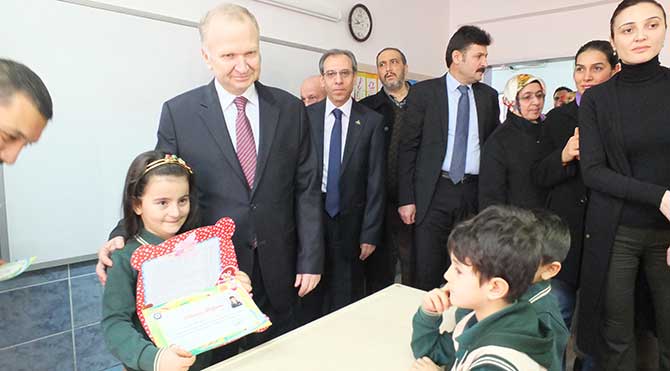 Nevşehir'de ilkogretim okullari ile liselerde öğrenim gören 57 bin 104 ogrenci karnelerini aldı ve 15 günlük yarı yıl tatiline başladı. 75. Yıl İlkokulu'nda düzenlenen törende karneleri Vali Mehmet Ceylan (kırmızı kravatlı), Milletvekili Mustafa Açıkgöz ve İl Milli Eğitim Müdür Vekili Osman Şimşek dağıttı.