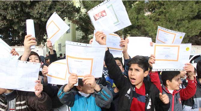 Mardin'in Nusaybin İlçesi'nde sık sık yaşanan çatışma ve sokağa çıkma yasaklarından sonra bugün öğrenciler karne heyecanı yaşadı.CİHAN