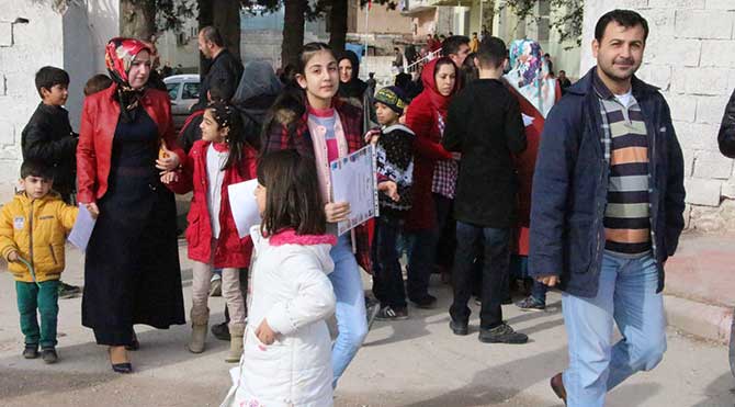 Mardin'in Nusaybin İlçesi'nde sık sık yaşanan çatışma ve sokağa çıkma yasaklarından sonra bugün öğrenciler karne heyecanı yaşadı.CİHAN
