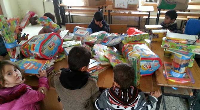 Hakkari'nin Şemdinli İlçesi'nde 15 yıl önce öğretmen olarak görev yapan Önder Yılan, ilkokul birinci sınıfta öğretmenliğini yaptığı ve şimdi vekil öğretmenlik yapan Jinda Taş'ın görev yaptığı okulun öğrencilerine karne hediyesi olarak kırtasiye malzemesi ve oyuncak gönderdi.