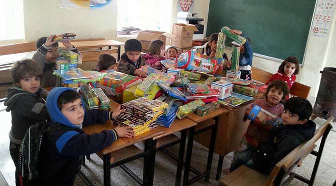 Hakkari'nin Şemdinli İlçesi'nde 15 yıl önce öğretmen olarak görev yapan Önder Yılan, ilkokul birinci sınıfta öğretmenliğini yaptığı ve şimdi vekil öğretmenlik yapan Jinda Taş'ın görev yaptığı okulun öğrencilerine karne hediyesi olarak kırtasiye malzemesi ve oyuncak gönderdi.