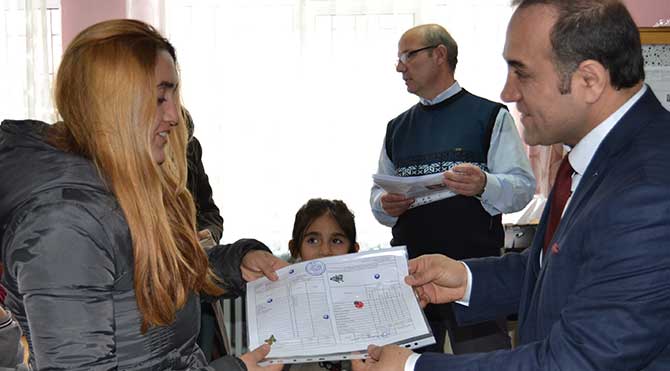 Samsun Havza Milli Eğitim Müdürü Uğur Sağlam birinci sınıf oğrencileri yerine karneleri velilere verdi. CİHAN