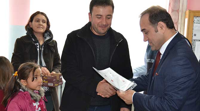 Samsun Havza Milli Eğitim Müdürü Uğur Sağlam birinci sınıf oğrencileri yerine karneleri velilere verdi. CİHAN