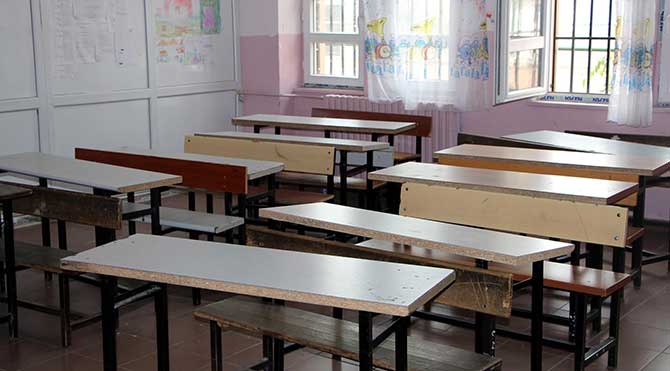 Şırnak'ın 14 Aralık'ta ilan edilen sokağa çıkma yasağı kısmen kaldırılan Silopi İlçesi'nde 39 bin öğrenci bugün karne alamadı, sınıflar boş kaldı. DHA