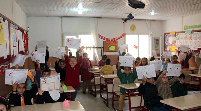 Şırnak'ta karne dağıtım törenine katılan İl Milli Eğitim Müdürü Nurettin Yılmaz, Silopi, Cizre ve İdil'deki öğrencilere Telafi Eğitimi verileceğini söyledi. DHA