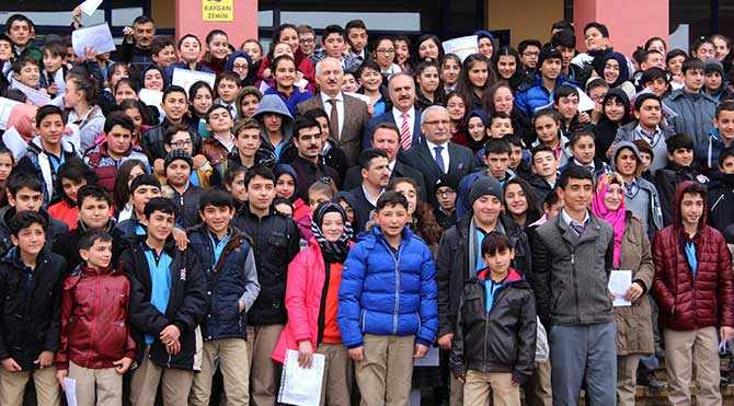 Sivas'ta 118 bin öğrenci karnelerini alıp yarıyıl tatiline girmenin sevincini yaşadı. Kılavuz IMKB İlkokulu'nda eğitim gören öğrencilerin karnelerini Sivas Valisi Alim Barut ve protokol üyeleri dağıttı. Karne dağıtımının ardından protokol üyeleri öğrencilerle fotoğraf çektirdi.