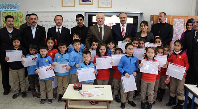 Sivas'ta 118 bin öğrenci karnelerini alıp yarıyıl tatiline girmenin sevincini yaşadı. Kılavuz IMKB İlkokulu'nda eğitim gören öğrencilerin karnelerini Sivas Valisi Alim Barut ve protokol üyeleri dağıttı. Karne dağıtımının ardından protokol üyeleri öğrencilerle fotoğraf çektirdi.