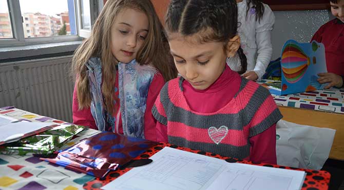 Manisa'nın Soma ilçesinde geçen 2014 yılı 13 Mayıs tarihinde 301 işçisini kaybetmenin acısı hala yerini koruyor. Faciada hayatını kaybeden işçilerden Emin Esen'in kızı Sıla, düzenlenen törenle karnesini Kaymakam Ahmet Altıntaş'ın elinden aldı.