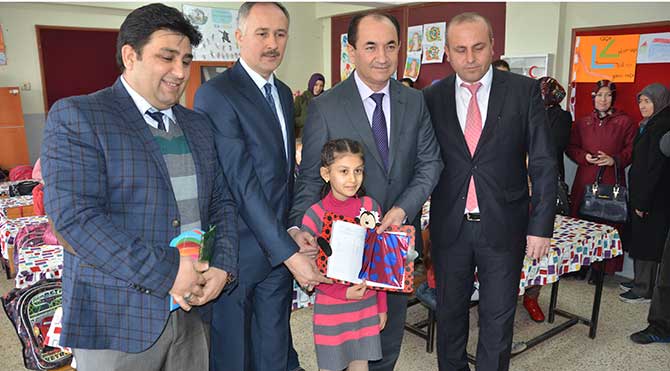 Manisa'nın Soma ilçesinde geçen 2014 yılı 13 Mayıs tarihinde 301 işçisini kaybetmenin acısı hala yerini koruyor. Faciada hayatını kaybeden işçilerden Emin Esen'in kızı Sıla, düzenlenen törenle karnesini Kaymakam Ahmet Altıntaş'ın elinden aldı.