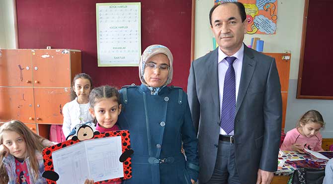 Manisa'nın Soma ilçesinde geçen 2014 yılı 13 Mayıs tarihinde 301 işçisini kaybetmenin acısı hala yerini koruyor. Faciada hayatını kaybeden işçilerden Emin Esen'in kızı Sıla, düzenlenen törenle karnesini Kaymakam Ahmet Altıntaş'ın elinden aldı.