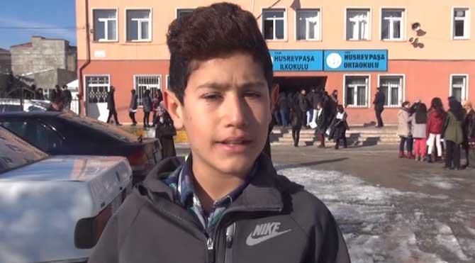 Türkiye'de toplam 17 milyon öğrencinin karneleri dağıtılırken Van'da 313 bin oğrenci karnelerini aldı. Karnesi iyi olan oğrenciler sevinirken, karnesi kötü olan öğrenciler ise duygulandı. Karnesi kötü bir ögrenci ise türkü söyleyerek duygularını ifade etti. CİHAN