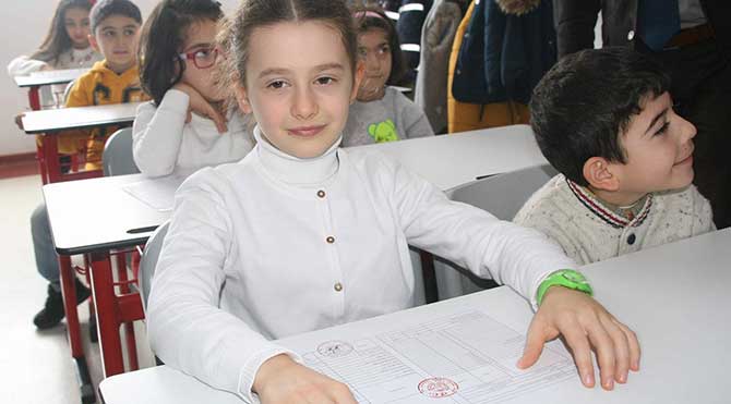Yozgat il genelinde 80 bin öğrenci karnesini alarak yarıyıl tatiline girdi. 26 Temmuz 2015 tarihinde Diyarbakır- Bingöl karayolunda PKK Terör Örgütü üyelerinin saldırısı sonucu şehit düşen Jandarma Uzman Çavus Mehmet Koçak'ın üçüncü sınıfa giden kızı Gülten Naz Koçak karnesini Yozgat Valisi Abdulkadir Yazıcı'nın elinden aldı.CİHAN