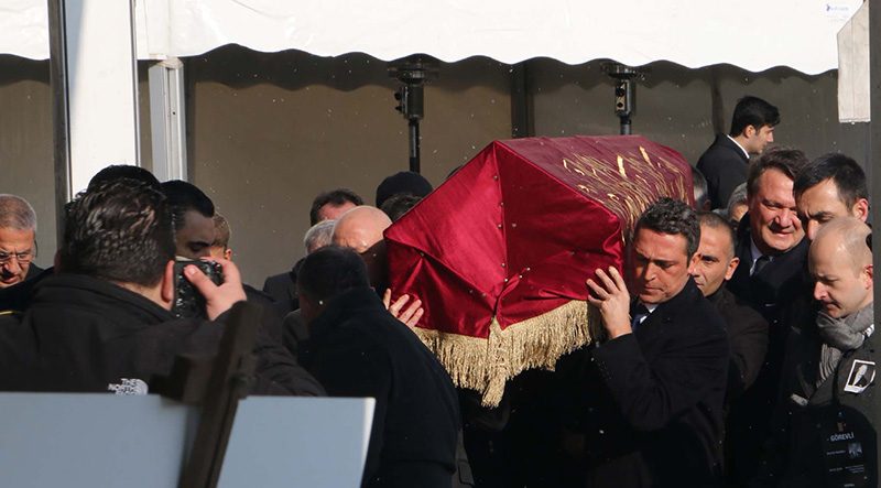 Ali Koç, ağabeyi Mustafa Koç'un naaşını taşıdı.