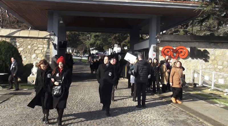 Mustafa Koç'un naaşı Koç Holding binasından böyle uğurlandı.
