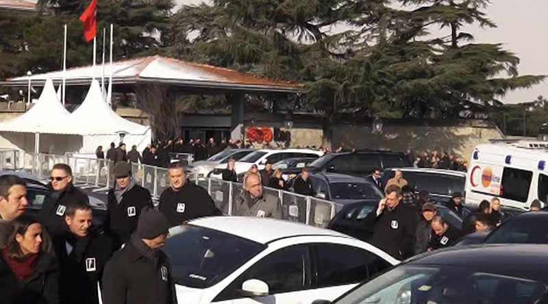 Mustafa Koç'un naaşı Koç Holding binasından böyle uğurlandı.