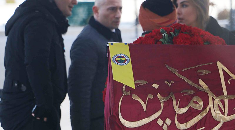 Mustafa Koç'un tabutunun başına Fenerbahçe bayrağı asıldı