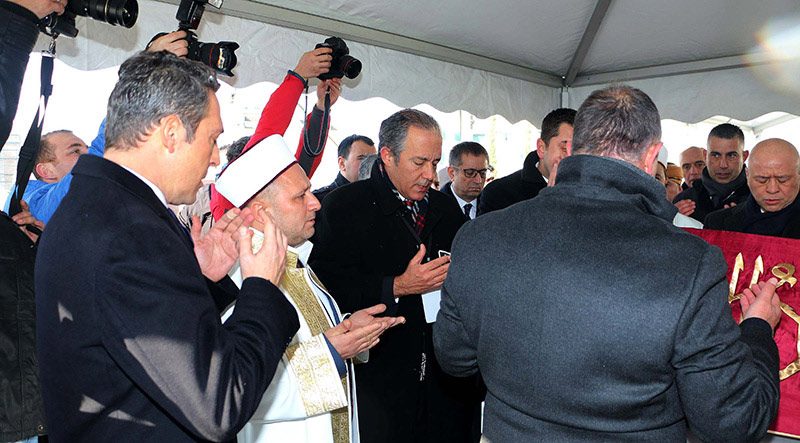 Ali Koç cenaze başında dua etti.