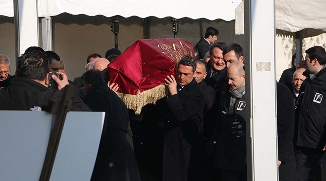Ali Koç, ağabeyi Mustafa Koç'un naaşını taşıdı.