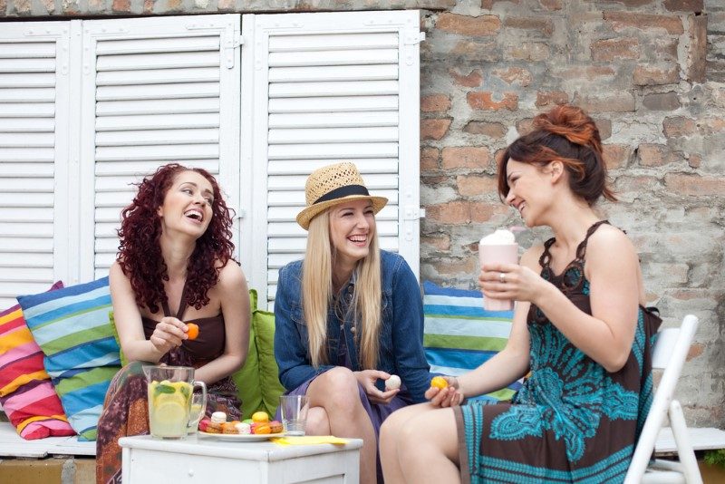 1-Akşam yemeğe davetliyim düşüncesiyle sabah kahvaltısı veya öğle yemeğini atlamak/azaltmak. Davetli olduğunuz günlerde sabah ve öğlen çok iyi doyun, akşam gittiğiniz davette tok olduğunuz için yiyemediğiniz yemekleri tabakta bırakın. Unutmayın tabakta kalan yemekler ağlamaz ama siz küçülemezseniz üzülebilirsiniz.