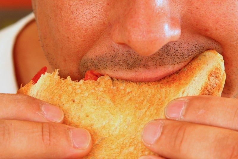 13-Öğle yemeğinde ekmek tüketmek:Öğle yemeğinde de ekmek yersek, vücudumuz şekeri ekmekten sağladığı için yediğimiz çerezleri ve diğer yemekleri sindirmez, küçülemeyiz.