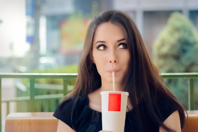 16-Gün içerisinde çok fazla çay, kahve tüketip SU İÇMEMEK. Çay ve kahve su içme isteğimizi azaltır, ödem yapar bu nedenle çok çay kahve içmemeliyiz.