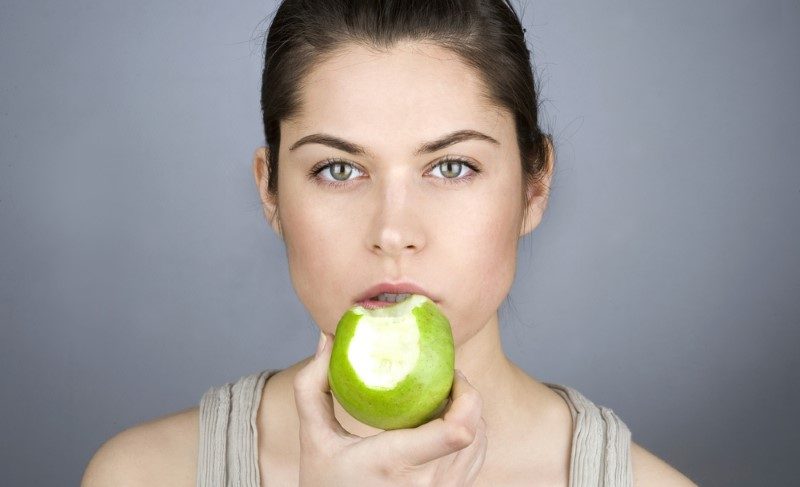 17-Akşam acıkınca hafif olsun diye salata ve meyve tüketmek. Akşamları çiğ salata ve meyve yerseniz sindirimi zor olduğu için gece rahat uyuyamazsınız. Hem küçülme işleminiz olmaz hem de sabah yorgun ve tok kalkabilirsiniz.