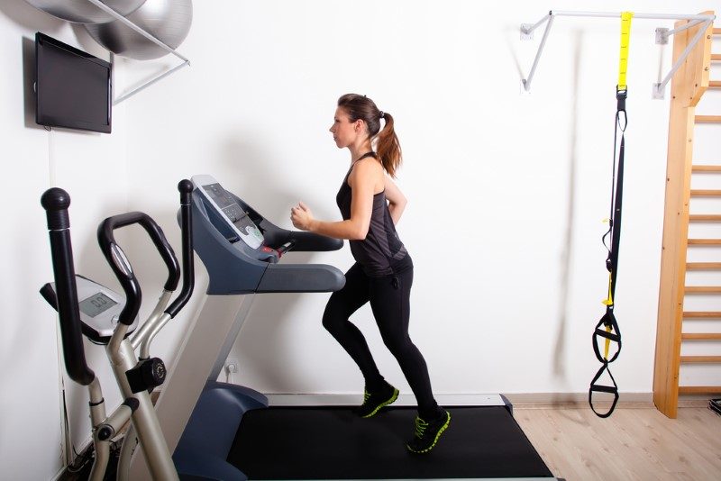 Akşam saatlerinde spor yapmak, yediğiniz sabah kahvaltısı ve öğle yemeklerinin sindirimine yardımcı olur, yediklerinizin içerisinde bulunan, sindirimi en zor olan protein ve yağların sindirimini sağlar. Sporu enerji harcamak için değil enerji kazanmak için yapmalısınız.
