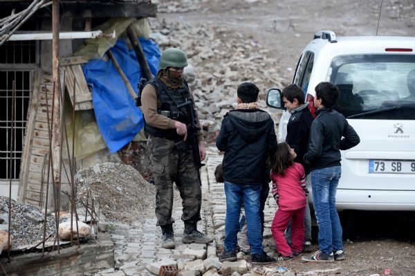 Vatandaşlar kendi imkanları ile evlerini kalacak duruma gelmeye başladı. Başak Mahallesi'ne gelerek incelemelerde bulunan yetkililer, zarar gören evlerin ve okulların onarılması için bir an önce çalışmalara başlanacağı belirtti.