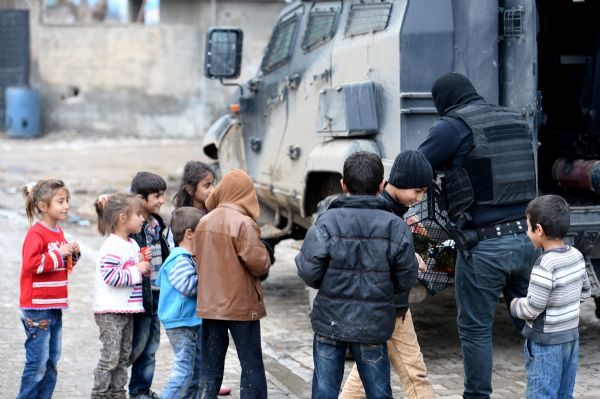 Başak Mahallesi'ne göreve giden güvenlik güçlerini taşıyan zırhlı araçlara çocuklar için her sabah çikolata ve meyve yükleniyor. Güvenlik güçleri bir yandan mahallenin güvenliğini sağlarken diğer yandan çocuklarla vakit geçiriyor. Çocuklara çikolata ve meyve dağıtan güvenlik güçleri onlarla birlikte oyunlar oynuyor.