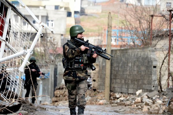 İlçede sokağa çıkma yasağının ilan edilmesiyle birlikte güvenlik güçleri Silopi Başak Mahallesi'nde örgütün kullandığı birçok hücre evine nokta operasyonlar düzenledi. Operasyonlar boyunca 1 güvenlik görevlisi şehit oldu.