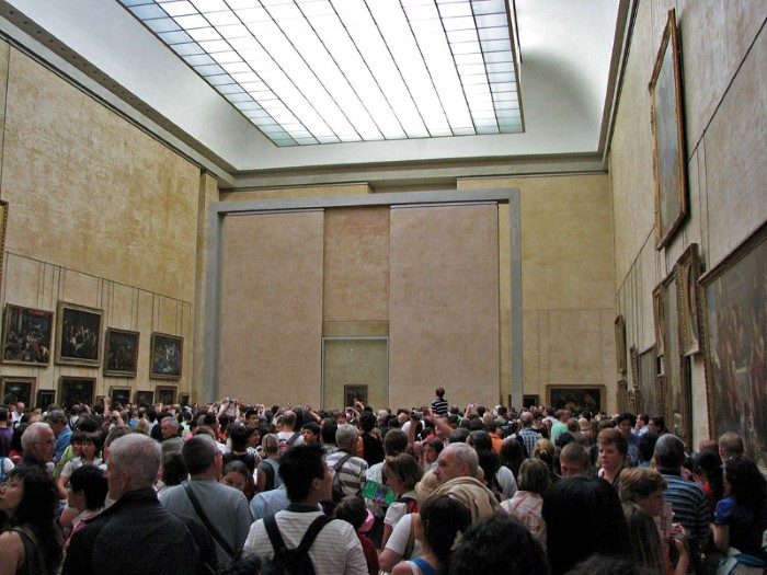 Paris'te bulunan Louvre Müzesi'ni gezen ziyaretçilerin yüzde doksanı Mona Lisa'yı görmek için geliyor. Ama ilk karşılaştıkları manzara işte bu...