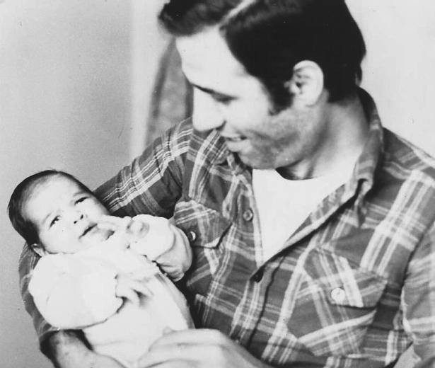 1977 Ali Sunal Kemal Sunal, ileride kendisi gibi oyuncu olacak, hatta son filmini beraber oynayacağı oğlu Ali Sunal'ı severken.