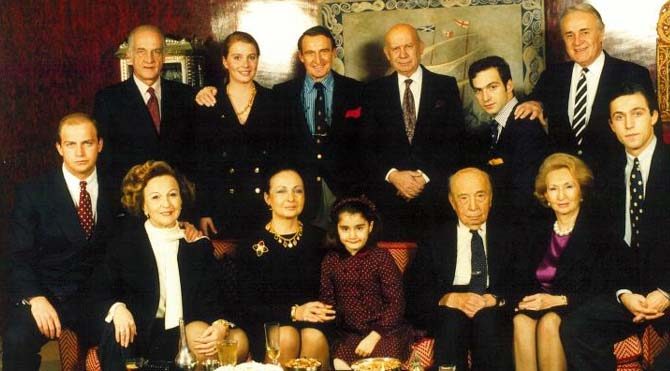 mustafa-koc-aile 1. evinde Yay burcunda yer alan Venüs'ün Kraliyet yıldızı ile birlikte olması muhteşem bir gösterge. Gökyüzünde 4 yönün (doğu-batı-kuzey-güney) bekçiliğini yalan Pers kraliyet yıldızları bulunmaktadır. Bunlardan Antares Batı'nın bekçisidir ve 8 derece Yay burcunda yer almaktadır. Bu yıldız büyük başarı ve zenginlik getiren bir yıldızdır.