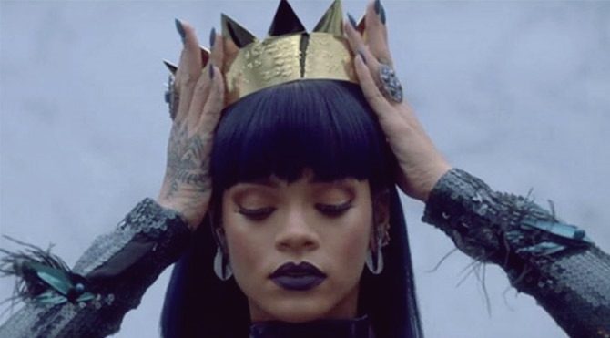 Rihanna albümü 27 bin TL’lik kulaklıkla dinledi