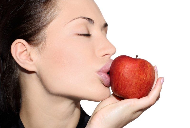 Kansere karşı koruyor</br>Her gün 1 elma tüketmek, akciğer ve kolon kanserinin görülme sıklığını düşürüyor. Elma içerdiği C vitamini sayesinde kanser hücre büyümesini önlüyor. C vitamini en yoğun olarak kabuğun hemen altında bulunduğundan iyice yıkanmak şartıyla kabuğuyla tüketilmesi faydalı.
