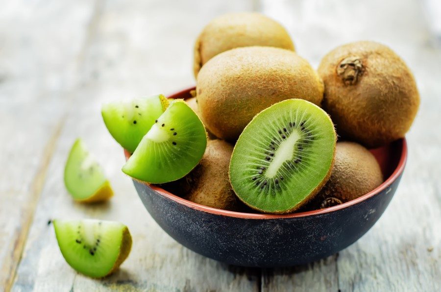 3.Cildinizi kivi ve ıspanakla nemlendirinSerbest radikallerle savaşan C vitamini cildin gençleşmesinde etkili olmasının yanı sıra cilde nem de veriyor. Kış mevsiminde cildinizin ışıltısını kaybetmemesi için özellikle kivi, maydanoz, portakal, mandalina, greyfurt ile brokoliyi sofranızdan eksik etmeyin. Örneğin 100 gram kivi, günlük 90 mg C vitamini ihtiyacınızı karşılamaya yetiyor.